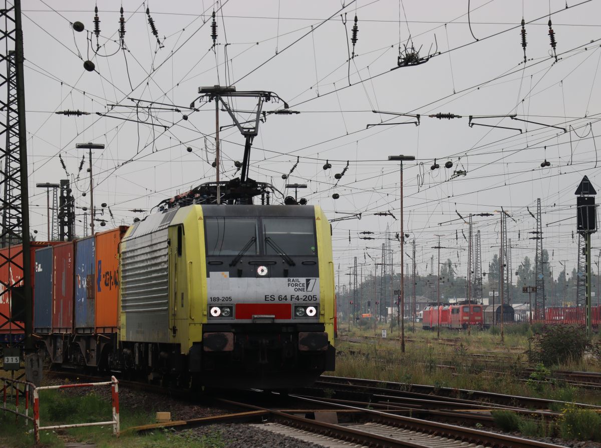 Rail Force One Lokomotive 189 205-5 (91 80 6189 205-8 D-DISPO) G�terbahnhof Oberhausen West 18-08-2022.

RFO locomotief 189 205-5 (91 80 6189 205-8 D-DISPO) gehuurd van MRCE goederenstation Oberhausen West 18-08-2022.