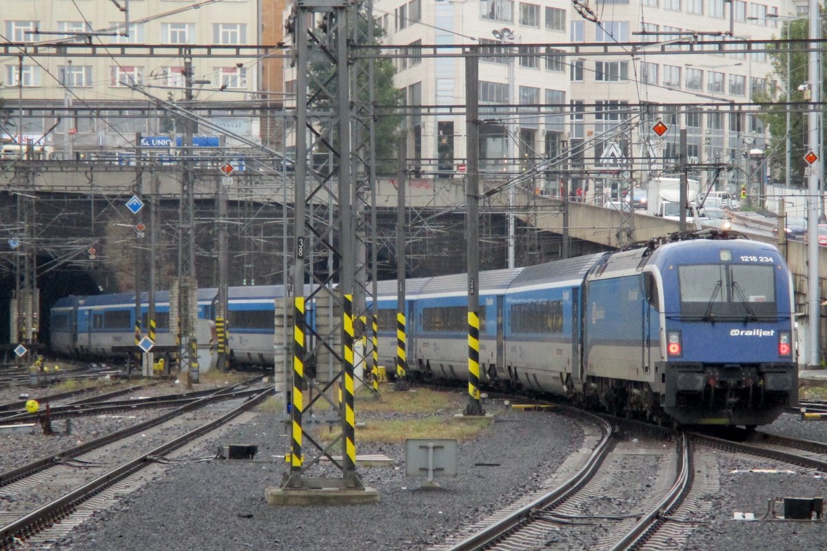 RailJet mit 1216 234 verlässt Praha hl.n. am 18 September 2017.