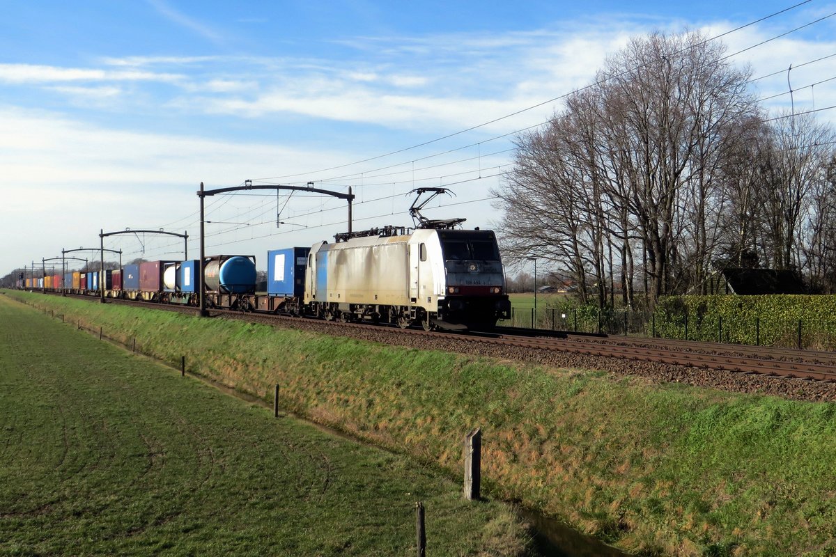 RailPool 186 454 zieht am 21 Februar 2021 ein Mischguterzug durch Hulten.