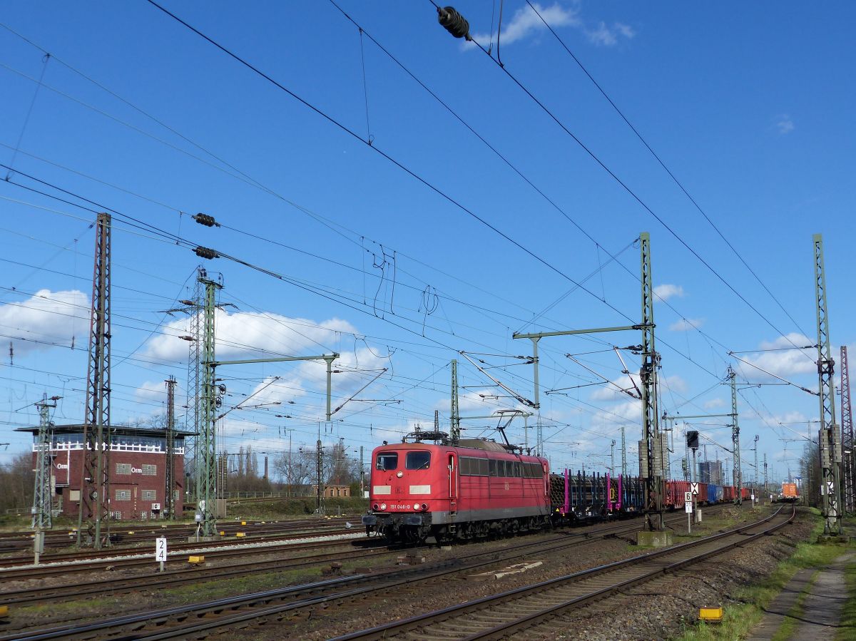 Railpool (ex-DB Cargo) Locomotive 151 046-0 Bahnhof Oberhausen West 12-03-2020.

Railpool (ex-DB Cargo) locomotief 151 046-0 goederenstaion Oberhausen West 12-03-2020.