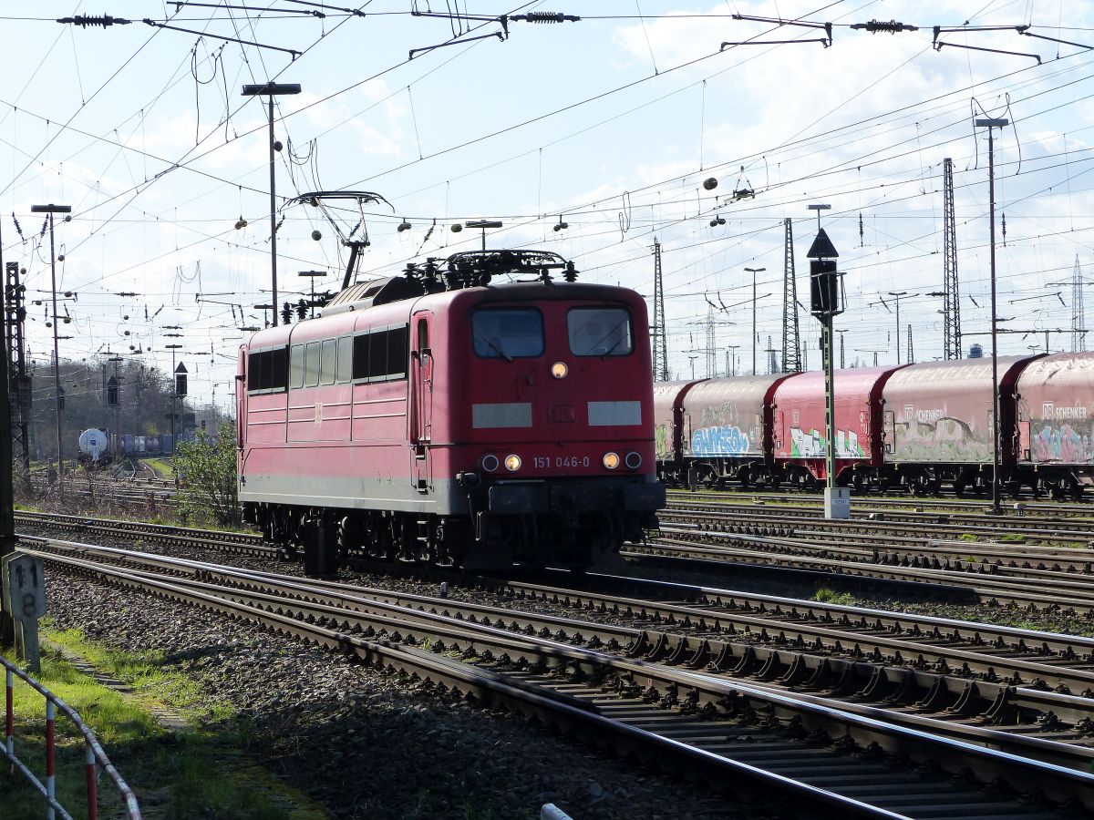 Railpool ex-DB Cargo Lokomotive 151 046-0 G�terbahnhof Oberhausen West 12-03-2020.

Railpool ex-DB Cargo locomotief 151 046-0 goederenstaion Oberhausen West 12-03-2020.
