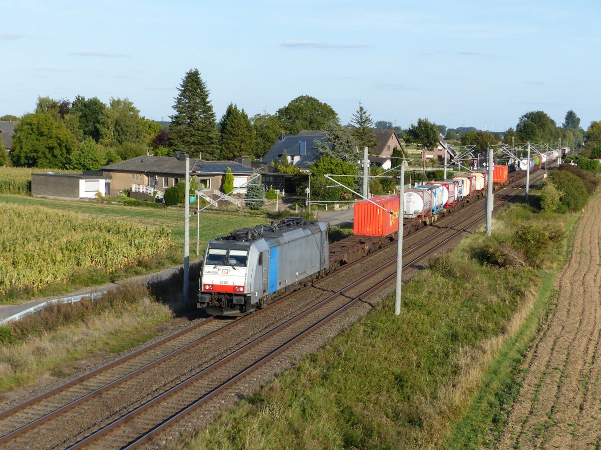 Railpool Locomotive 186 107-9 Baumannstrasse, Praest bei Emmerich am Rhein 19-09-2019.

Railpool locomotief 186 107-9 Baumannstrasse, Praest bij Emmerich 19-09-2019.