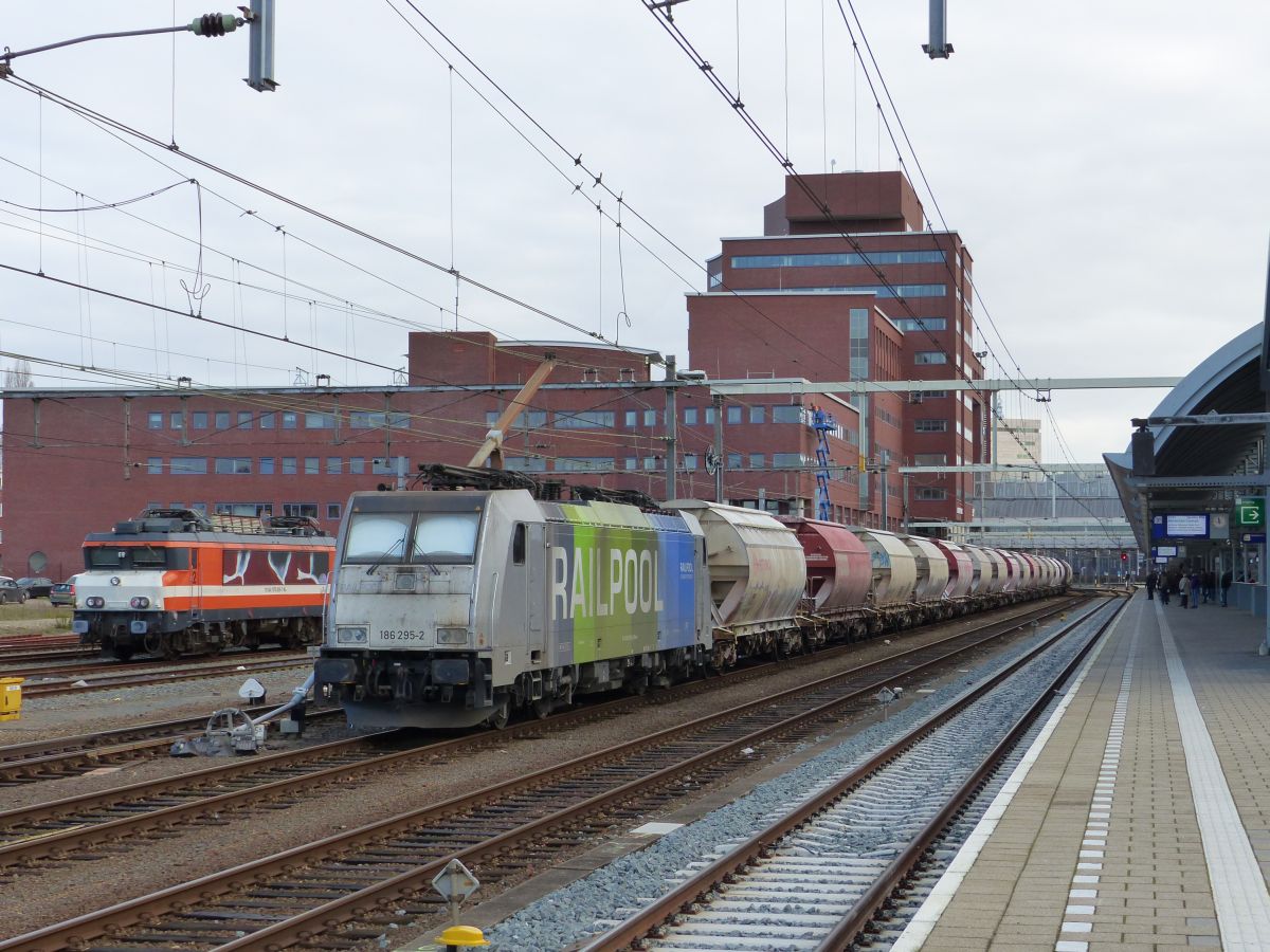 Railpool Locomotive 186 295-2 Amersfoort 29-11-2019.

Railpool locomotief 186 295-2 Amersfoort 29-11-2019.