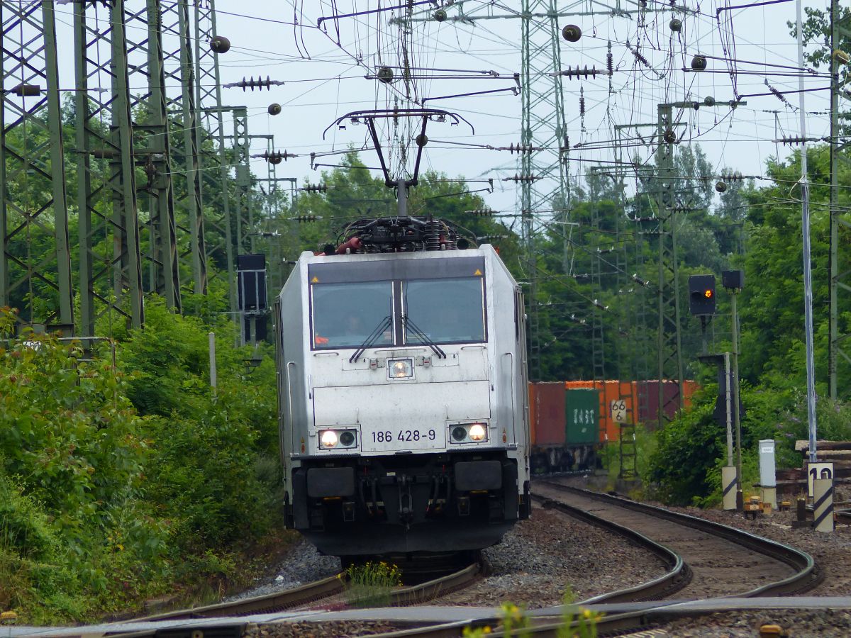 Railpool Lok 186 428-9  (91 80 6186 428-9 D-Rpool) Rangierbahnhof Gremberg, Bahn�bergang Porzer Ringstra�e, K�ln 08-07-2016.

Railpool loc 186 428-9  (91 80 6186 428-9 D-Rpool) rangeerstation Gremberg bij overweg Porzer Ringstra�e, Keulen 08-07-2016.