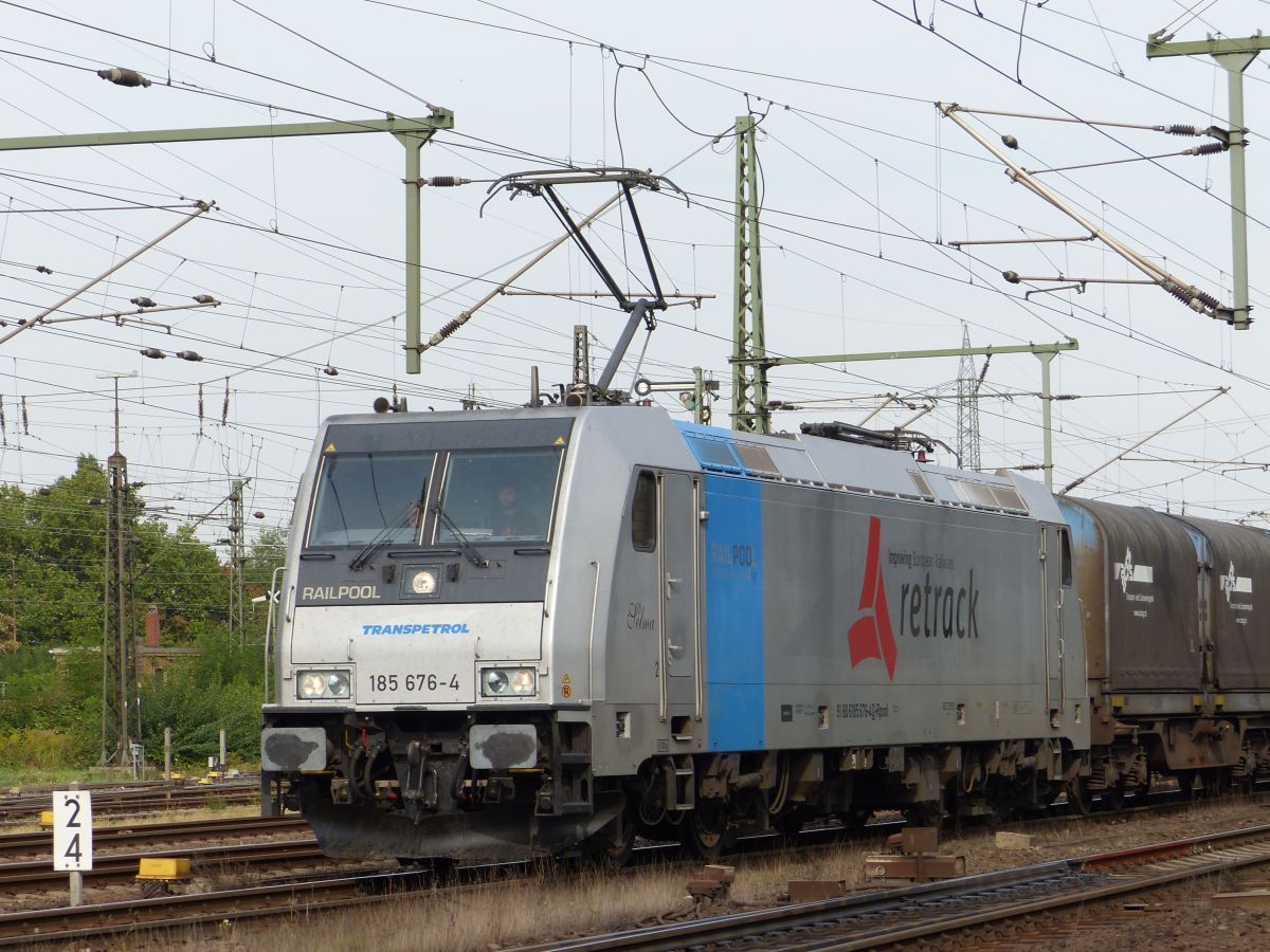 Railpool Lok 186 676-4 mit Aufschrift  Retrack  unterwegs f�r Transpetrol G�terbahnhof Oberhausen West 22-09-2016.


Railpool elektrische locomotief 186 676-4 gehuurd door Transpetrol en met opschrift  Retrack  goederenstation Oberhausen West 22-09-2016.