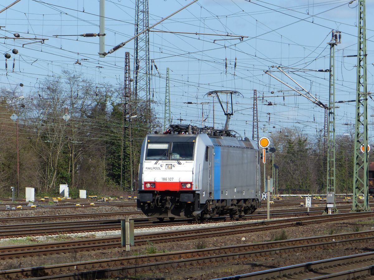 Railpool Lokomotive 186 107-9 (91 80 6186 107-9) goederenbahnhof Oberhausen West 12-03-2020.

Railpool locomotief 186 107-9 (91 80 6186 107-9) goederenstation Oberhausen West 12-03-2020.
