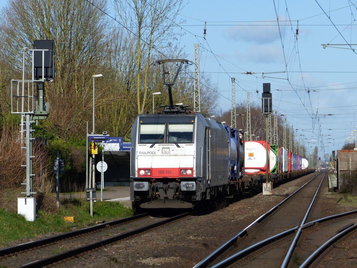 Railpool Lokomotive 186 110-3 (91 80 6186 110-3 D-Rpool) Bhanhof Empel-Rees, Rees 12-03-2020.

Railpool locomotief 186 110-3 (91 80 6186 110-3 D-Rpool) station Empel-Rees, Rees 12-03-2020.