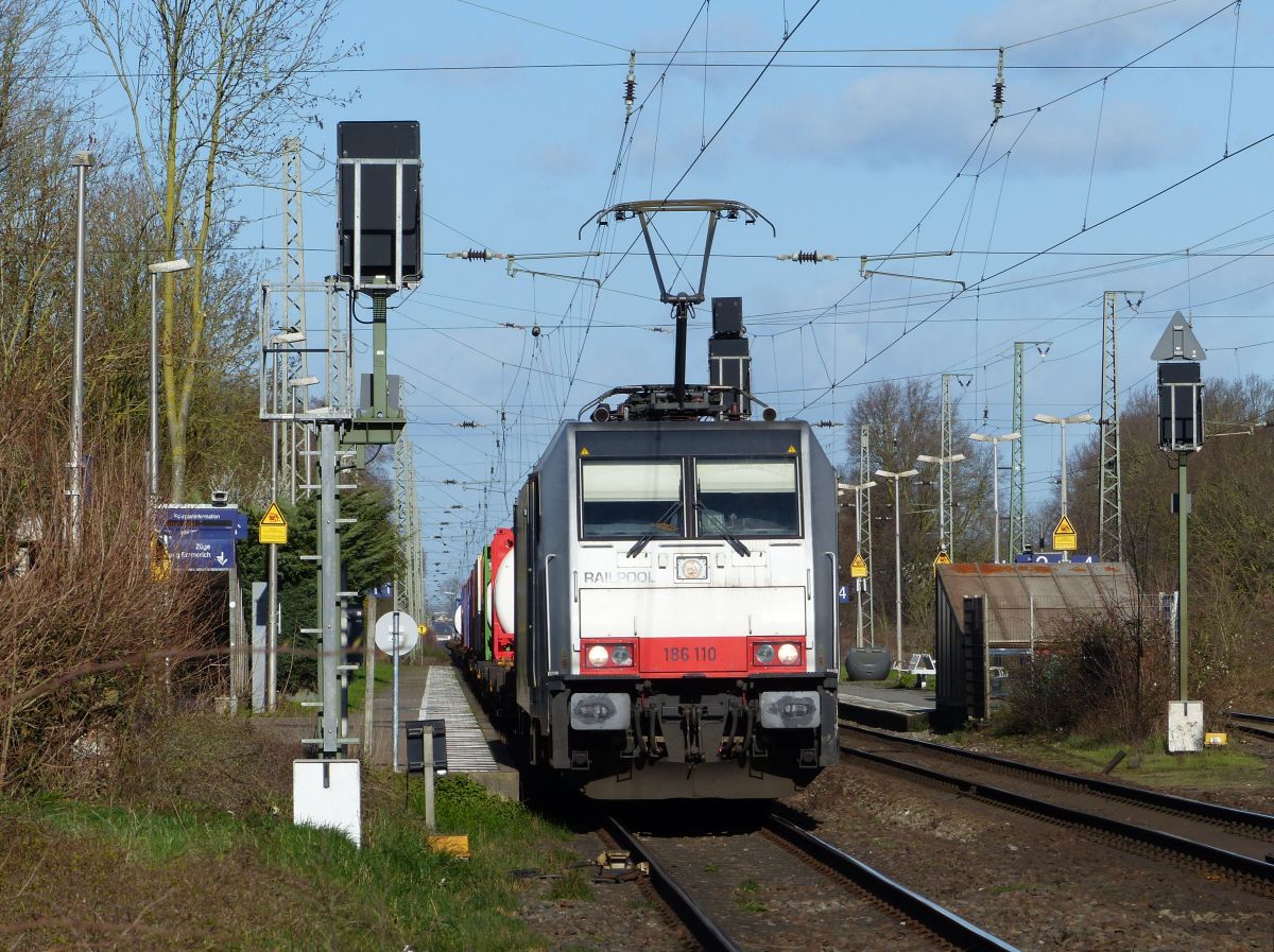 Railpool Lokomotive 186 110-3 (91 80 6186 110-3 D-Rpool) Bhanhof Empel-Rees, Rees 12-03-2020.

Railpool locomotief 186 110-3 (91 80 6186 110-3 D-Rpool) station Empel-Rees, Rees 12-03-2020.