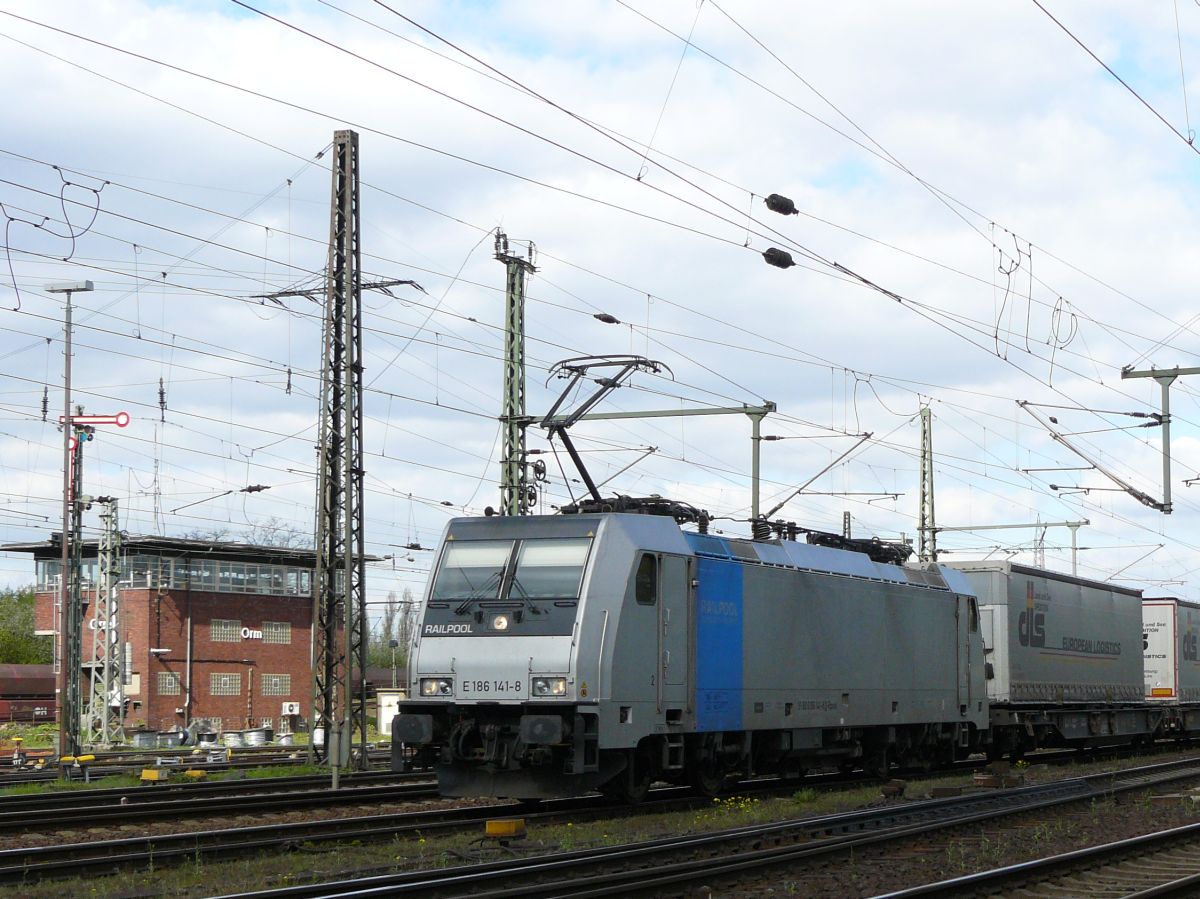Railpool Lokomotive 186 141-8 Rangierbahnhof Oberhausen West 17-04-2015.

Railpool locomotief 186 141-8 rangeerterrein Oberhausen West 17-04-2015.