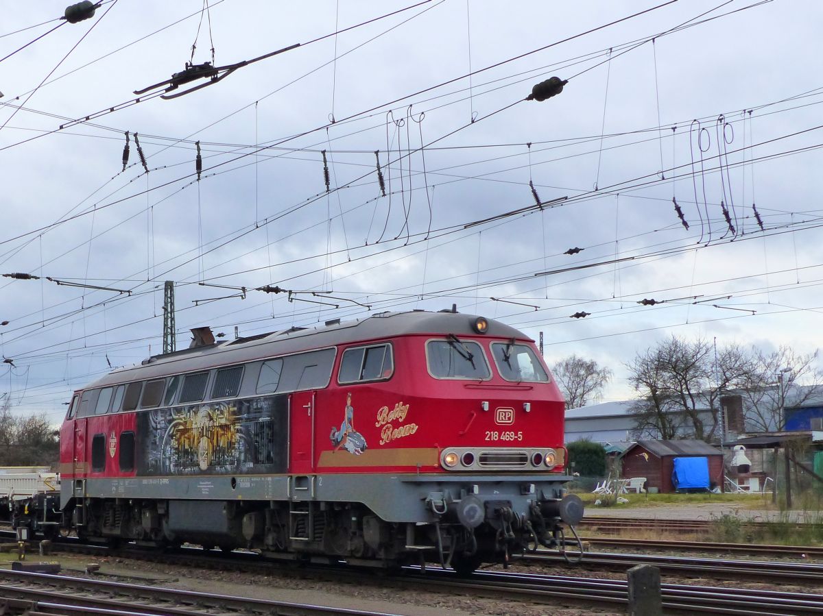 Railsystems RP GmbH Diesellok 218 469-5  Betty Boom  Rangierbahnhof K�ln Kalk Nord 08-03-2018.

Railsystems RP GmbH dieselloc 218 469-5  Betty Boom  rangeerstation Keulen Kalk Nord 08-03-2018.