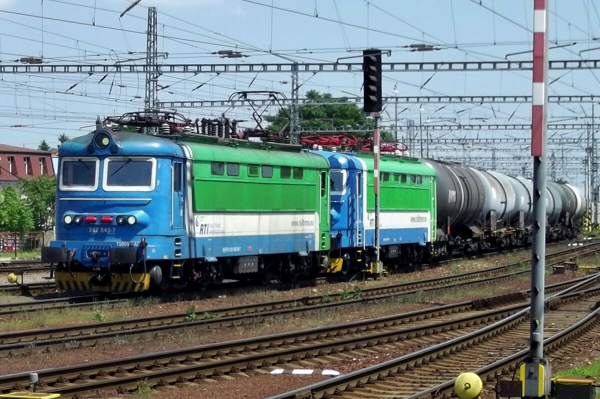 RailTRans 242 543 zieht ein Kesselwagen durch Bratislava hl.st. am 2 Juni 2015.