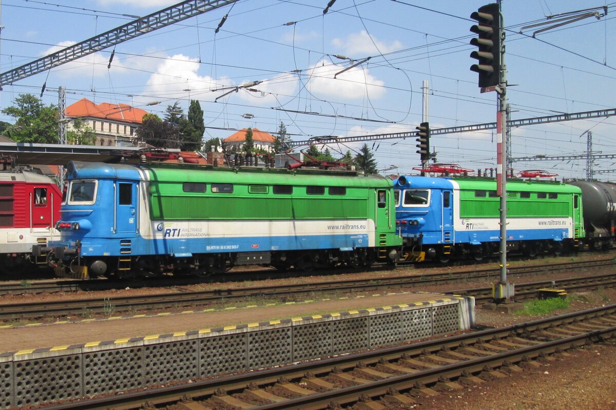 RailTRans 242 543 zieht ein Kesselwagen durch Bratislava hl.st. am 2 Juni 2015.