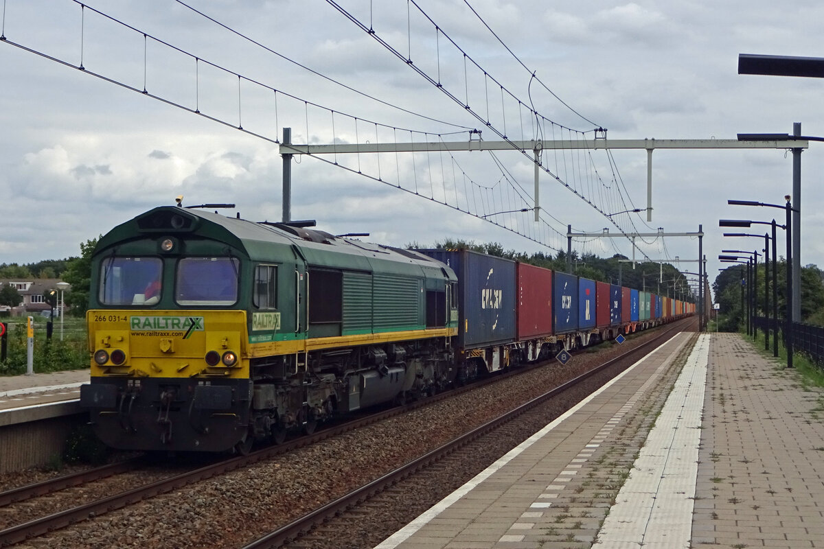 Railtraxx 266 031 dnnert mit ein Contaibnerzug durch Tilburg-Reeshof am 16 Augustus 2019. 