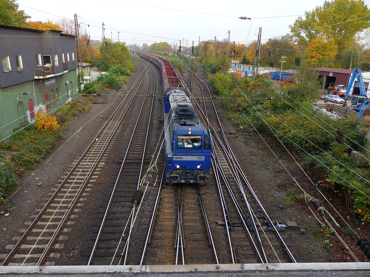 RBH Dieselok 901 mit G�terzug bei Oberhausen Osterfeld S�d, Wittekindstrasse Oberhausen 30-10-2015.

RBH dieselloc 901 met een goederentrein bij Oberhausen Osterfeld S�d, Wittekindstrasse Oberhausen 30-10-2015.