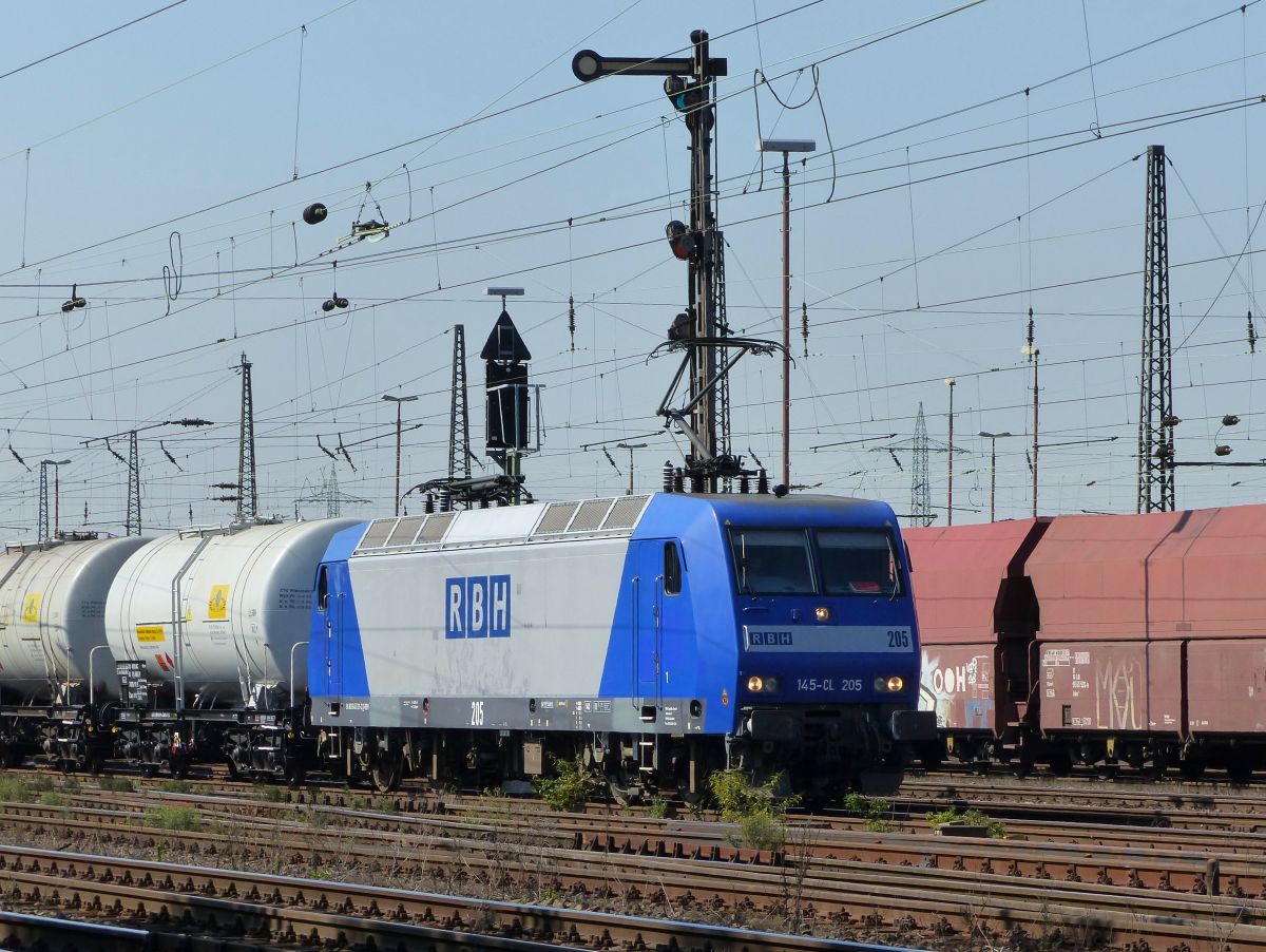 RBH Lok 145-CL 205 Oberhausen West, 11-09-2015.

RBH locomotief 145-CL 205 Oberhausen West, 11-09-2015.