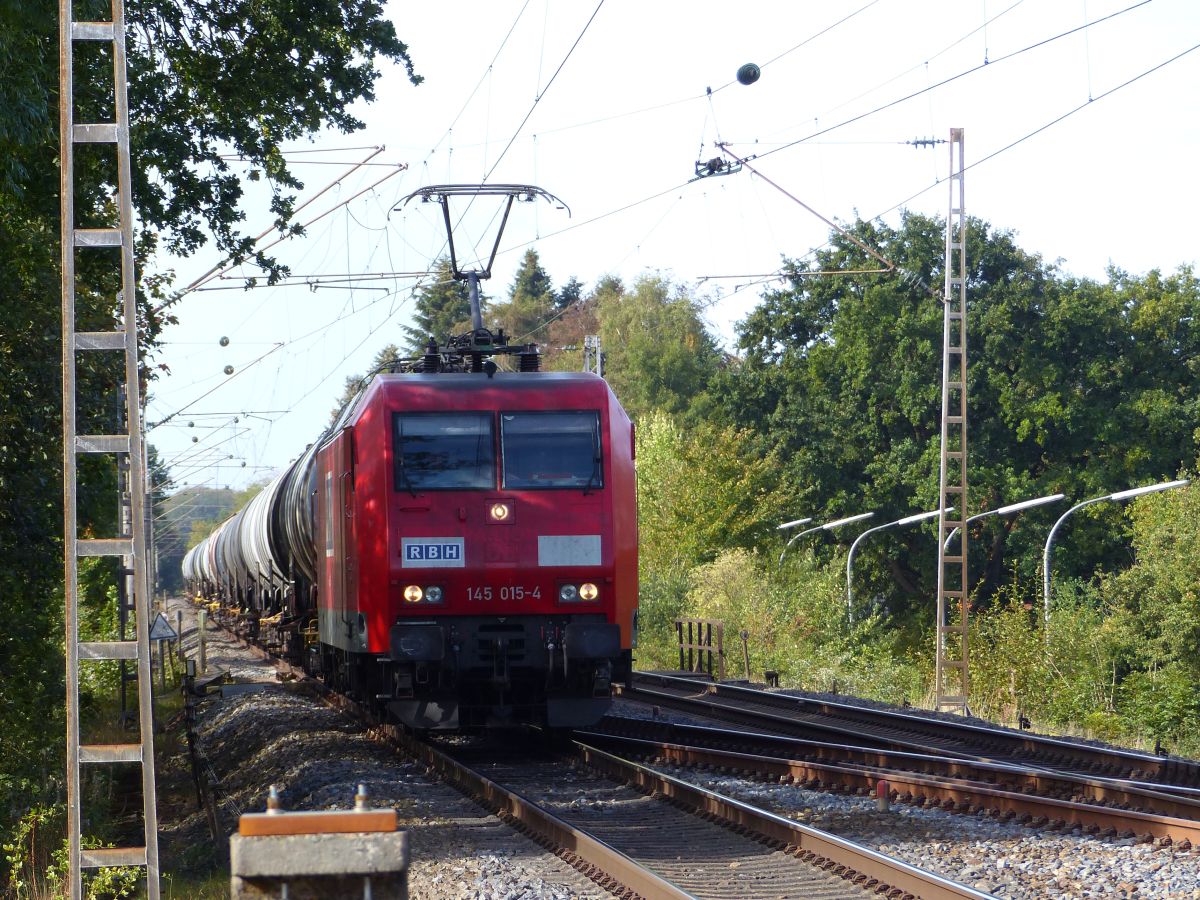 RBH (Rail Barge Harbour) Lok 145 015-4 bei Bahn�bergang Tecklenburger Stra�e, Velpe 28-09-2018.


RBH (Rail Barge Harbour) loc 145 015-4 bij de overweg Tecklenburger Stra�e, Velpe 28-09-2018.