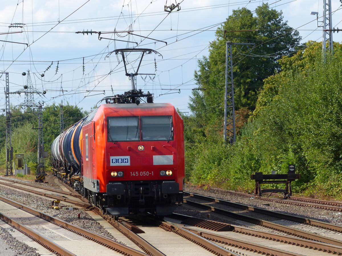 RBH (Rail Barge Harbour) Lok 145 050-1 mit Kesselwagen Salzbergen 17-08-2018.

RBH (Rail Barge Harbour) loc 145 050-1 met ketelwagentrein komende uit de richting Leer/Emden. Salzbergen 17-08-2018.