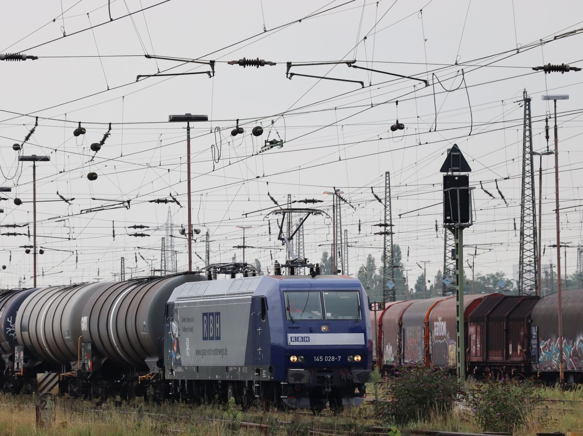 RBH (Rail Barge Harbour) Lokomotive 145 028-7 G�terbahnhof Oberhausen West 18-08-2022.

RBH (Rail Barge Harbour) locomotief 145 028-7 goederenstation Oberhausen West 18-08-2022.