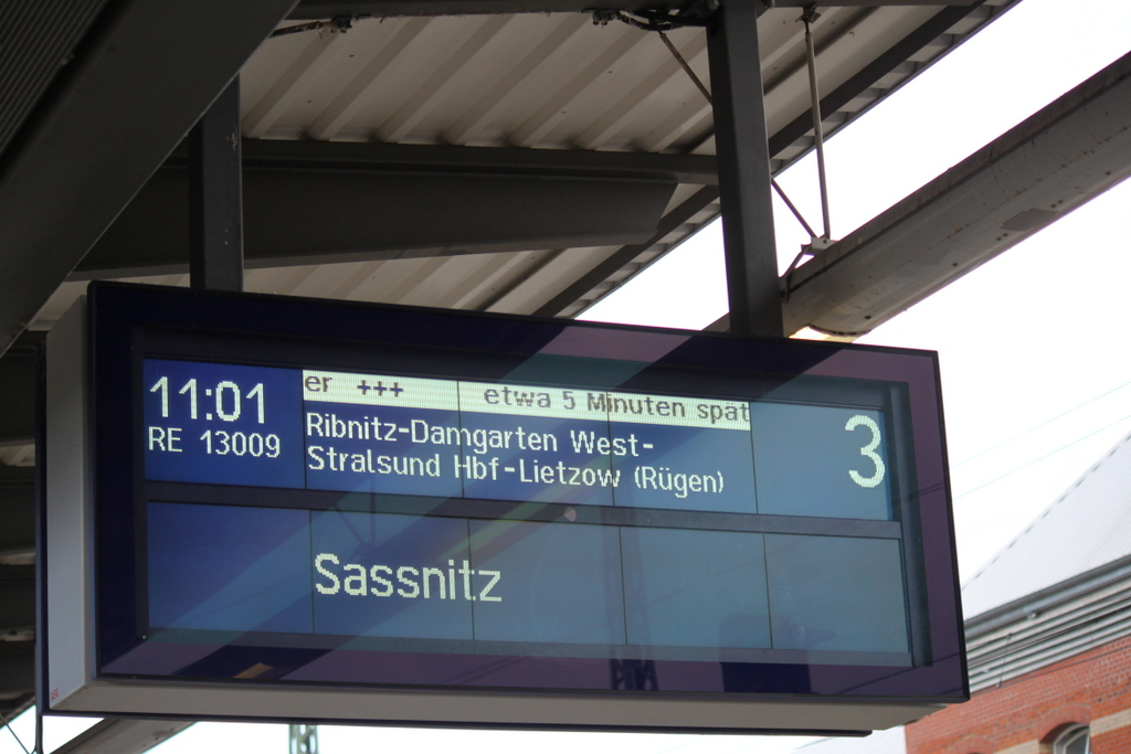 RE 13009 von Rostock Hbf nach Sassnitz stand am 12.07.2014 mit +5 Minuten Spter angeschlagen der Zug fuhr aber Pnktlich 11:01 Uhr ab Rostock Hbf