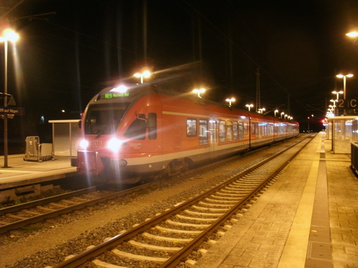 RE 13016 Sassnitz-Rostock,gefahren vom 429 030-0,am 27.Oktober 2013,in Bergen/Rgen.