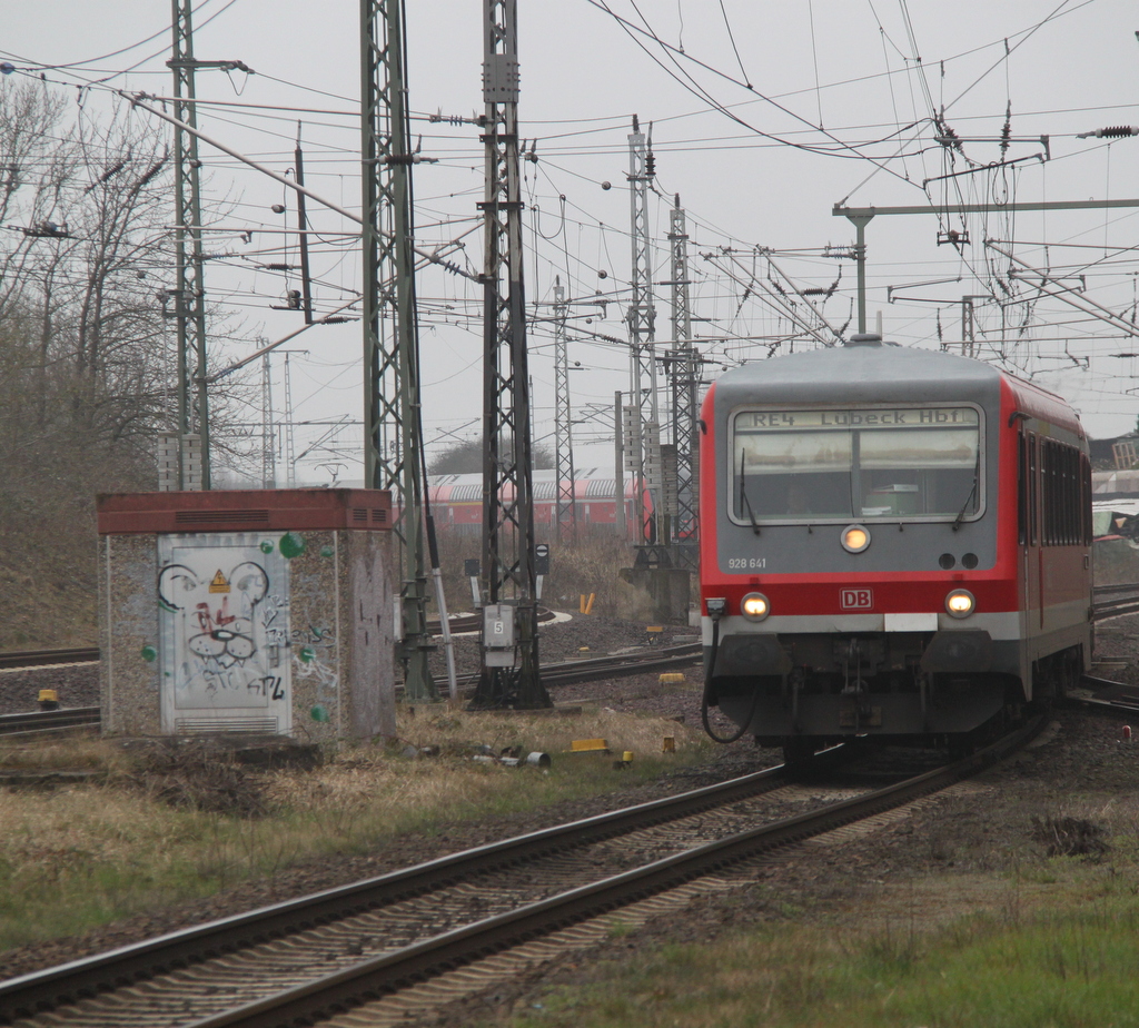 RE 13085 von L�beck Hbf nach Bad Kleinen bei der Einfahrt im Bahnhof Bad Kleinen im Hintergrund fuhr RE 4306(Rostock-Hamburg)raus.28.03.2015