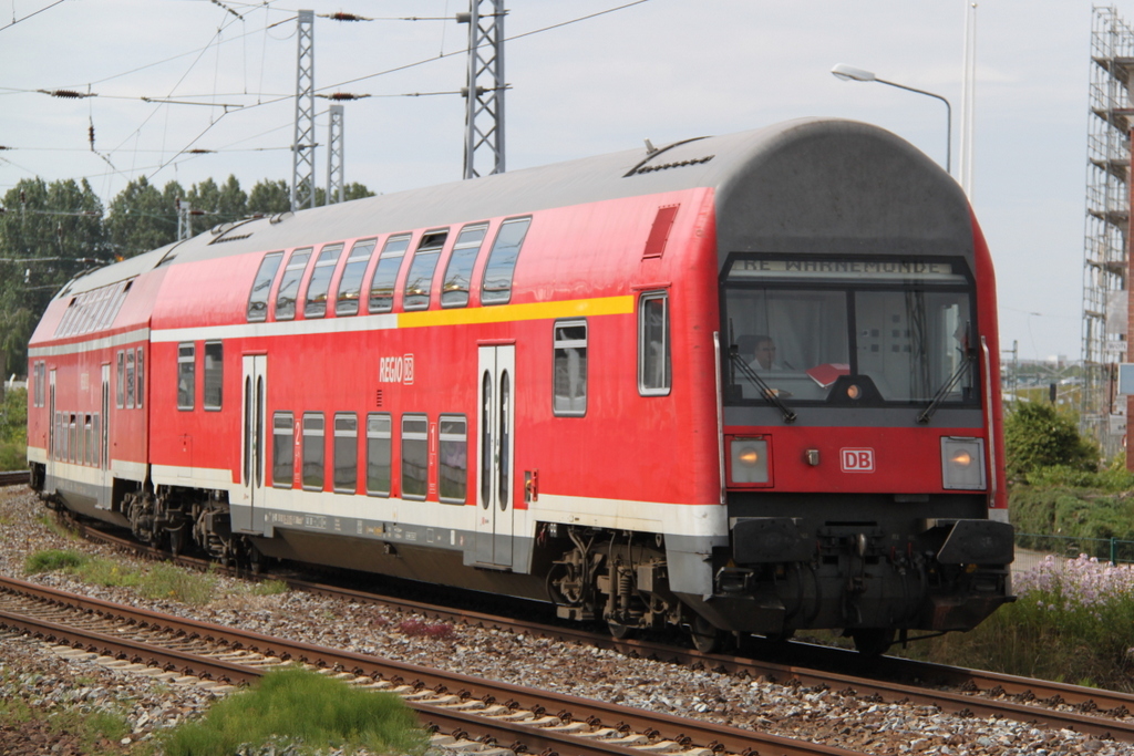 RE 18490 von Berlin Hbf(tief)nach Warnemnde bei der Einfahrt in Warnemnde am 16.07.2016