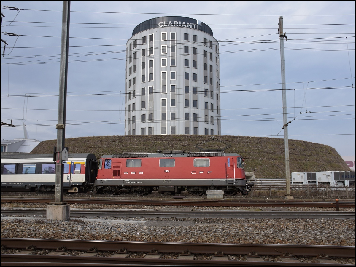 Re 4/4 11149 alias 420 149 vor dem Clariant-Turm in Pratteln. Februar 2017.