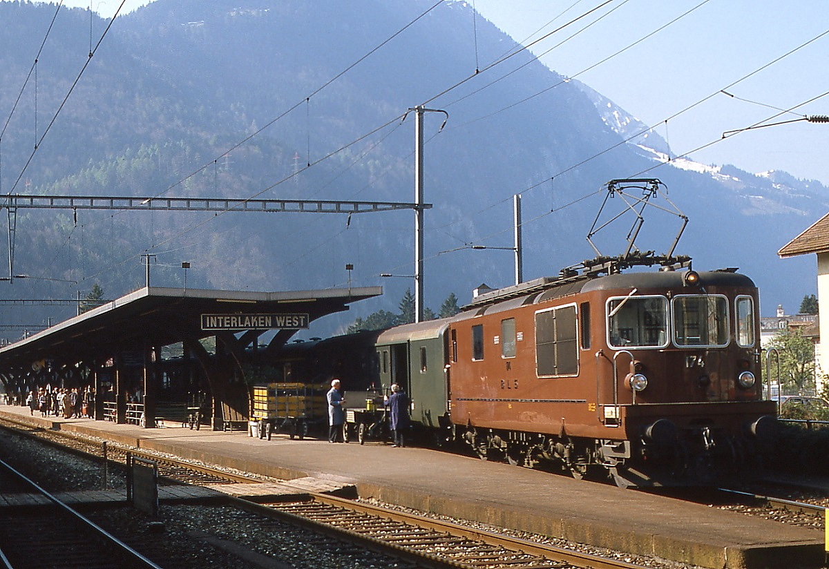 Re 4/4 174 der BLS Anfang Mai 1981 vor einem Personenzug im Bahnhof Interlaken West