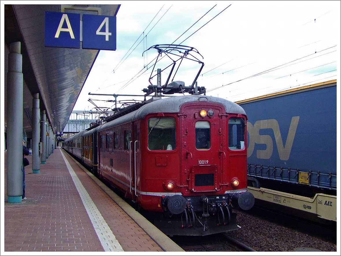 Re 4/4 I 10019 und 10008 der Centralbahn AG (Basel) mit einem Sonderzug am 01.05.2012 im Bahnhof Kassel-Wilhelmshöhe. Die Re 4/4 I mit der Achsfolge  Bo'Bo' haben eine Leistung von 1.800 kW. Beide Loks wurden 1946 für die SBB bei der SLM (Schweizerische Lokomotiv- und Maschinenfabrik in Winterthur, unter Beteiligung von BBC, MFO und SAAS, gebaut, die 10008 unter der SLM-Fabriknummer 3889  und die 10019 unter der SLM-Fabriknummer 3953. Die Lok sind heute in Deutschland registiert und haben die NVR-Nummern 91 80 00 10008-4 D-CBB bzw. 91 80 00 10019-1 D-CBB.