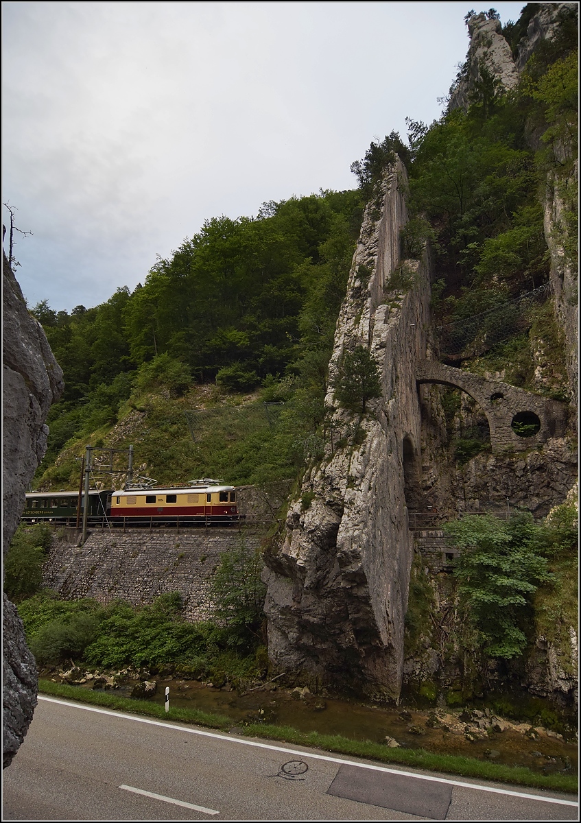 Re 4/4 I 10034 auf Jurarundfahrt. Zur Zürcher Streetparade wird gleichzeitig eine Rundfahrt durch den Jura mit Dinner im Zug angeboten. Hier in der Clus bei Moutier, August 2017. 