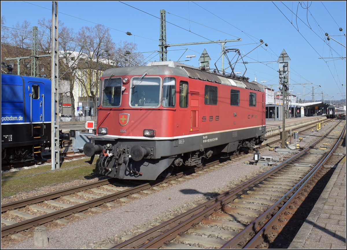 Re 4/4 II 11144 in Singen beim Rangiermanöver. März 2021.