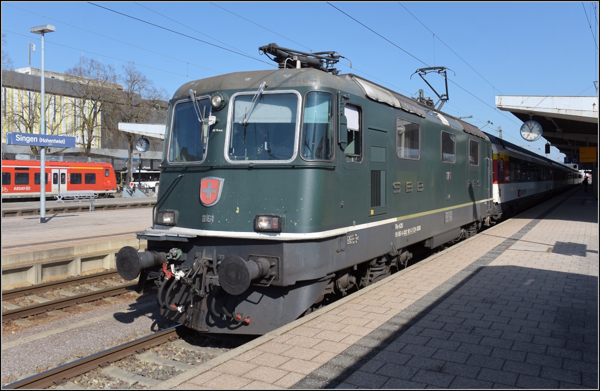 Re 4/4 II 11161 als letzte ihrer Art in tannengrün ist auch im oldtimerverwöhnten Singen eine Bemerkung wert. März 2021.