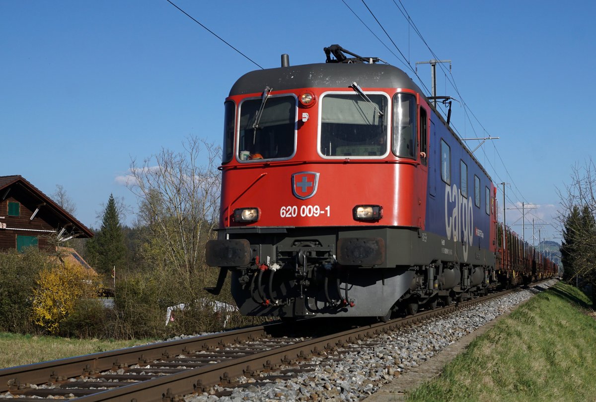 Re 620 00-1 R3  UZWIL  bei Goldbach Lützelflüh am 6. April 2020.
Foto: Walter Ruetsch