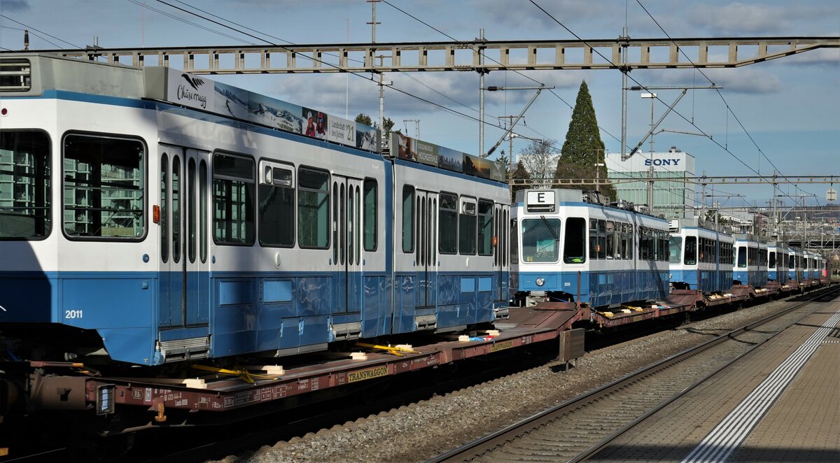 Re 620 072-9  Balerna , Tram 2000 (VBZ)
VON ZÜRICH NACH WINNYZJA.
Ab dem Jahr 2022 erhält die Stadt Winnyzja in der Ukraine in einem ersten Schritt 35 Tram 2000 der Verkehrsbetrieb Zürich (VBZ). Um dies zu ermöglichen, haben die Schweiz und die Stadt Winnyzja am 23. Dezember 2020 ein Abkommen für die zweite Phase des seit dem Jahr 2006 laufenden Strassenbahnprojekts unterzeichnet.
Mit dem von der Re 620 072-9 „Balerna“ geführten planmässigen  Güterzug 60281 RBL – BU gingen am 20. März 2023 acht ehemalige VBZ Tram 2000 auf ihre grosse Reise. Verewigt wurden sie anlässlich der Bahnhofsdurchfahrt Schlieren.
Foto: Walter Ruetsch
