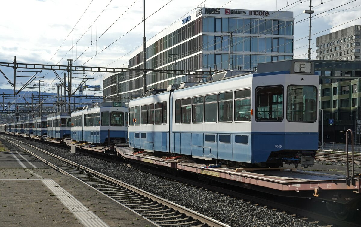 Re 620 072-9  Balerna , Tram 2000 (VBZ)
VON ZÜRICH NACH WINNYZJA.
Ab dem Jahr 2022 erhält die Stadt Winnyzja in der Ukraine in einem ersten Schritt 35 Tram 2000 der Verkehrsbetrieb Zürich (VBZ). Um dies zu ermöglichen, haben die Schweiz und die Stadt Winnyzja am 23. Dezember 2020 ein Abkommen für die zweite Phase des seit dem Jahr 2006 laufenden Strassenbahnprojekts unterzeichnet.
Mit dem von der Re 620 072-9 „Balerna“ geführten planmässigen  Güterzug 60281 RBL – BU gingen am 20. März 2023 acht ehemalige VBZ Tram 2000 auf ihre grosse Reise. Verewigt wurden sie anlässlich der Bahnhofsdurchfahrt Schlieren.
Foto: Walter Ruetsch
