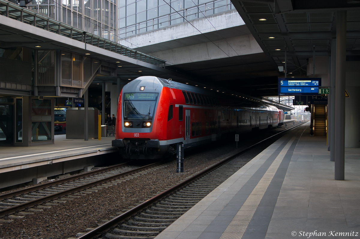 RE5 (RE 4353) von Rostock Hbf nach Lutherstadt Wittenberg in Berlin Südkreuz und geschoben hatte die 112 102-9. 04.04.2014