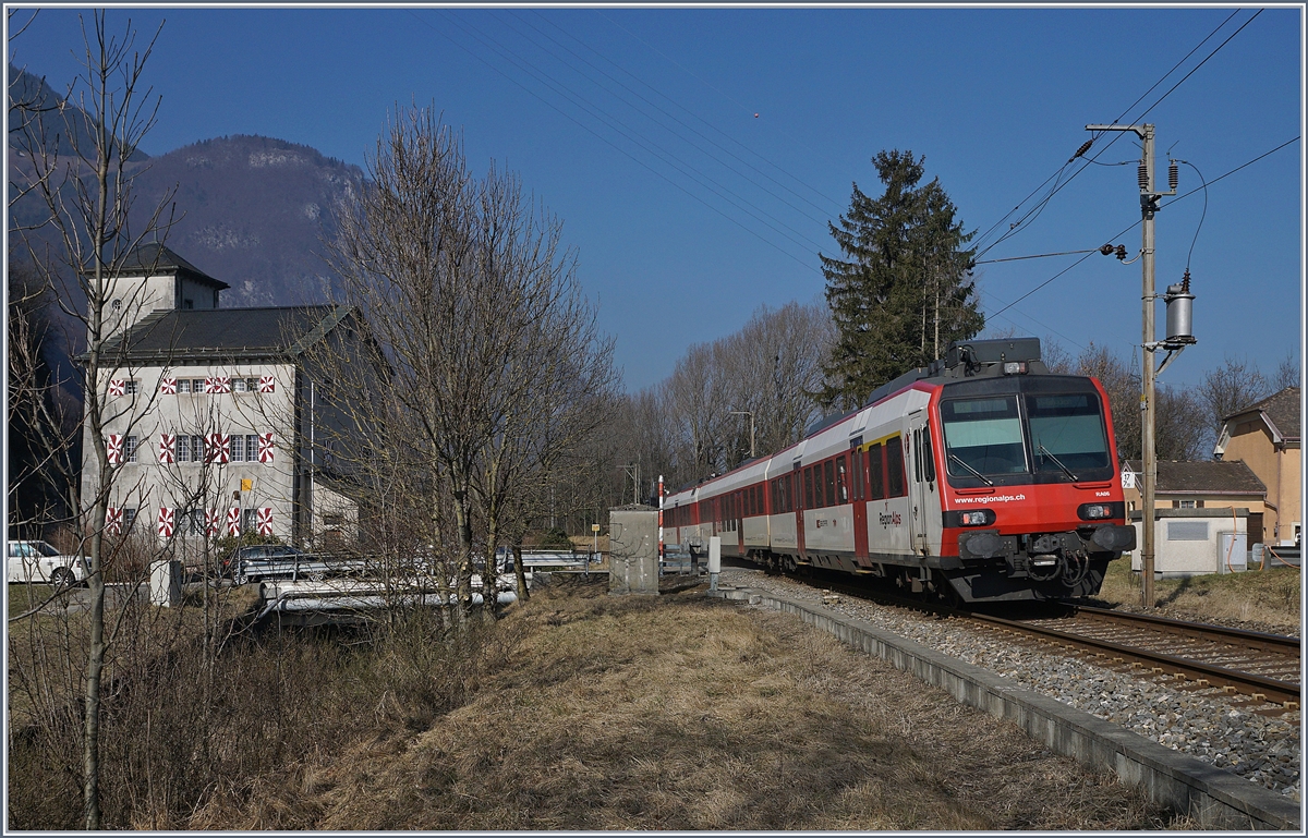 Recht schnell fährt beim Château de la Port du Scex ein Regio Alp Domino in Richtung St-Gingolph.

15.02.2015