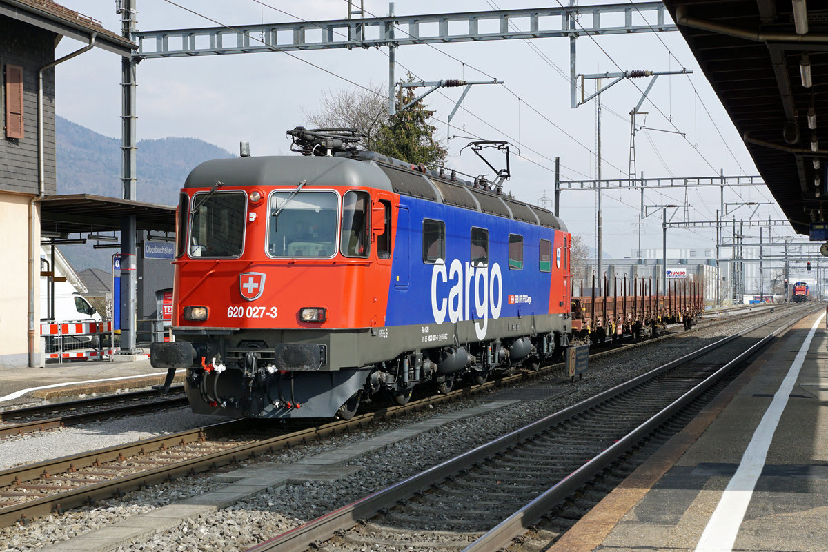 REFIT 3 Re 620 027-3 „LUTERBACH-ATTISHOLZ“ 
Wie aus dem TRUCKLI präsentierte sich am 10. März 2021 die nigelnagelneue Solothurnerin mit ihrem Güterzug in Oberbuchsiten.
Foto:  Walter Ruetsch
