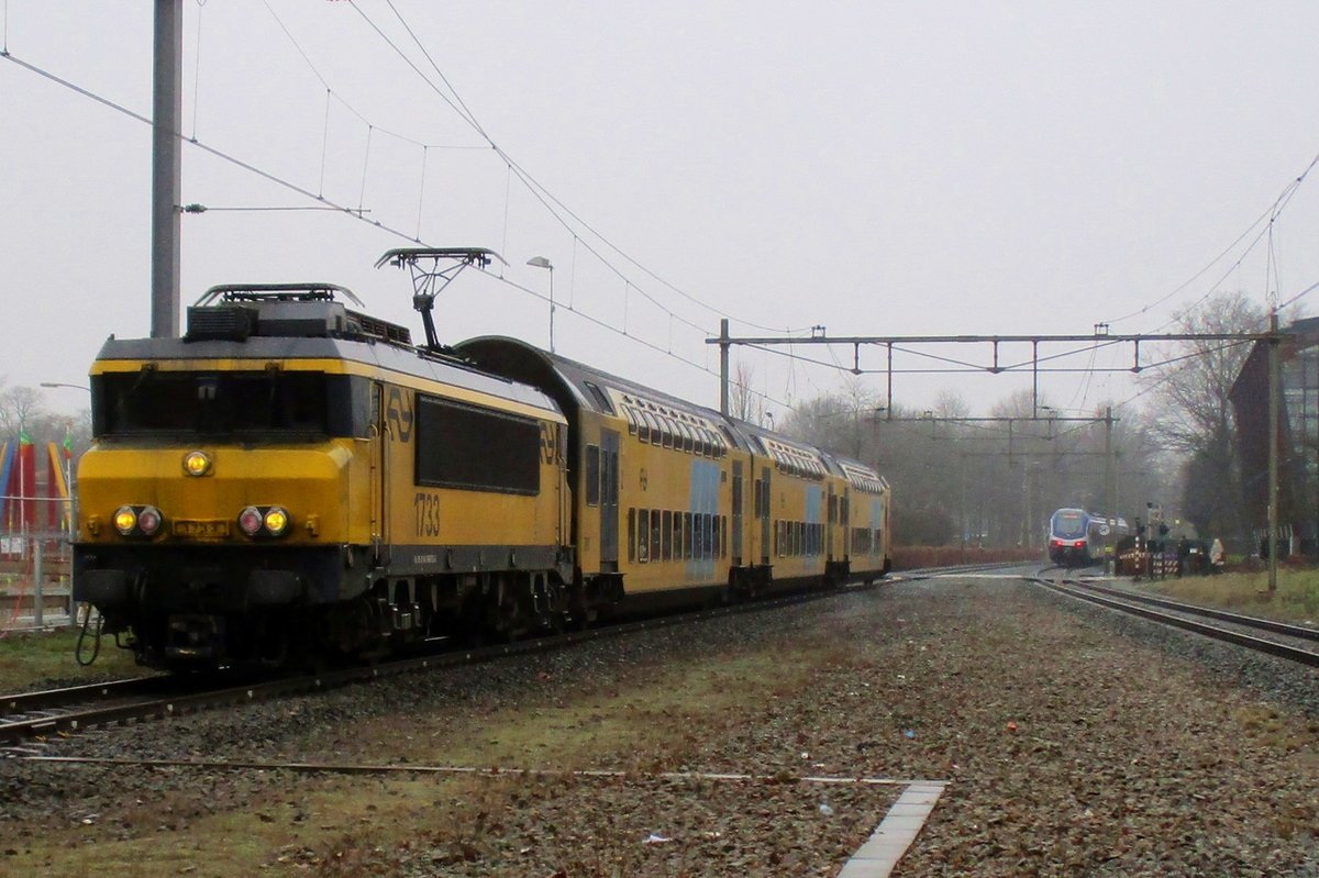 Regen und 1733 mit DD-AR treffen am 17 November 2015 in Wijchen ein.