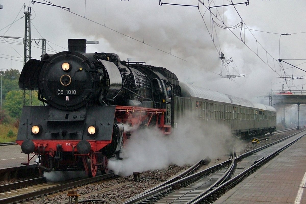 Regen und ein Sonderzug mit 03 1010 waren anwesend in Graben-Neudorf am 1 Oktober 2005.