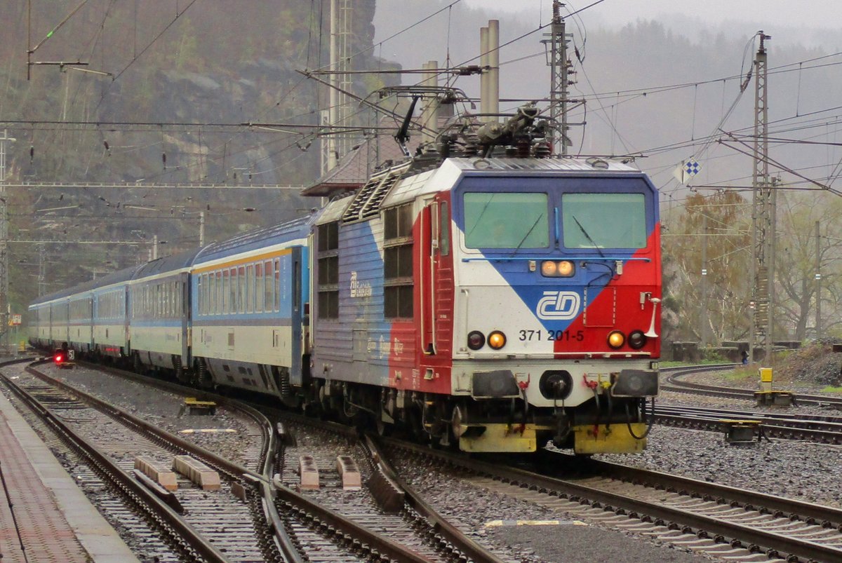 Regen und Werbelok 371 201 waren beide in Decin hl.n. anwesend am 7 April 2017.