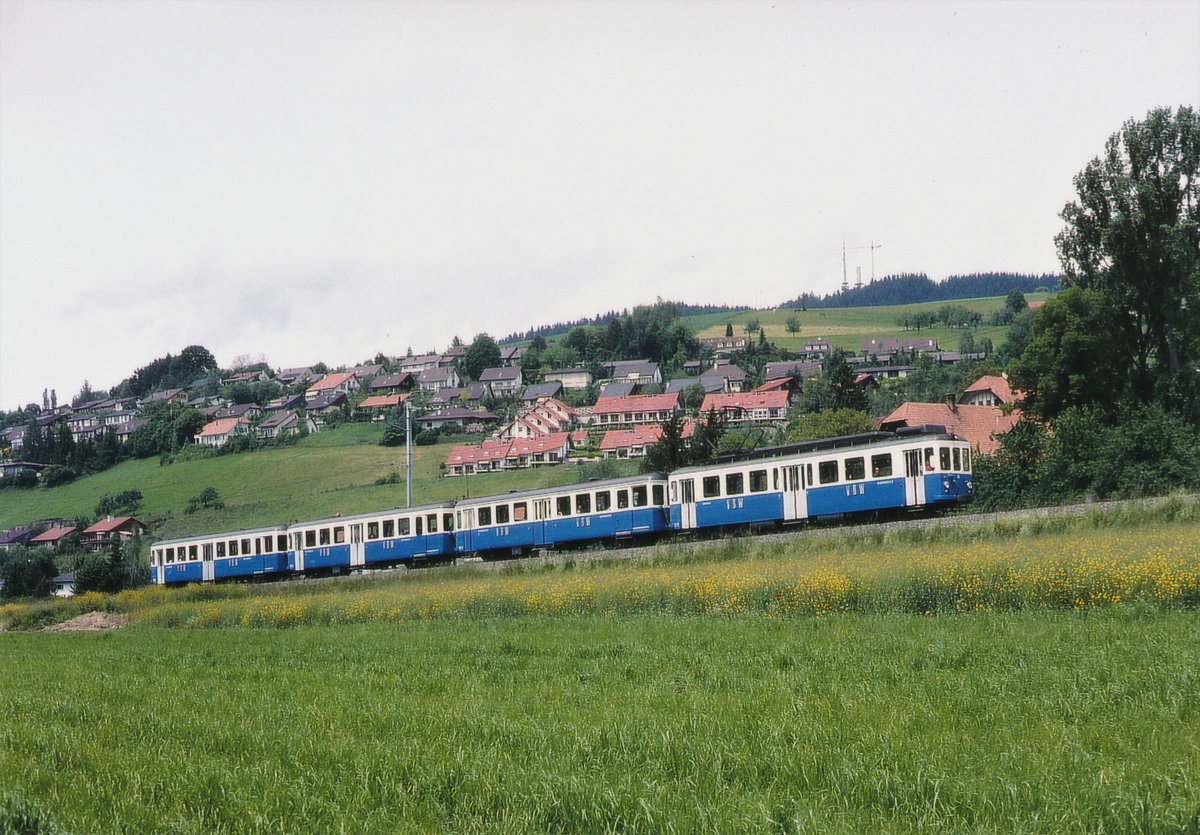 Regionalverkehr Bern Solothurn RBS/VBW:
Im Juni 1994 konnte anlässlich einer Sonderfahrt zum letzten Mal ein vierteiliges  BLAUES BÄHNLI  auf der Strecke Worblaufen - Worb-Dorf verewigt werden. Der Be 4/4 74 mit Baujahr 1961, SWS MFO wurde anschliessend von der Meiringen Innertkirchen Bahn (MIB) als Reservetriebwagen übernommen und die drei Steuerwagen wurden verschrottet. Für die Abschiedsaufnahme wählte ich ein Fotostandort bei Deisswil.
Schon bald sind auf dieser Strecke auch die bei den Bahnfreunden der Schweiz sehr beliebten MANDARINLI, die zur Zeit noch jeden Tag im Einsatz stehen, Geschichte.
Foto: Walter Ruetsch
