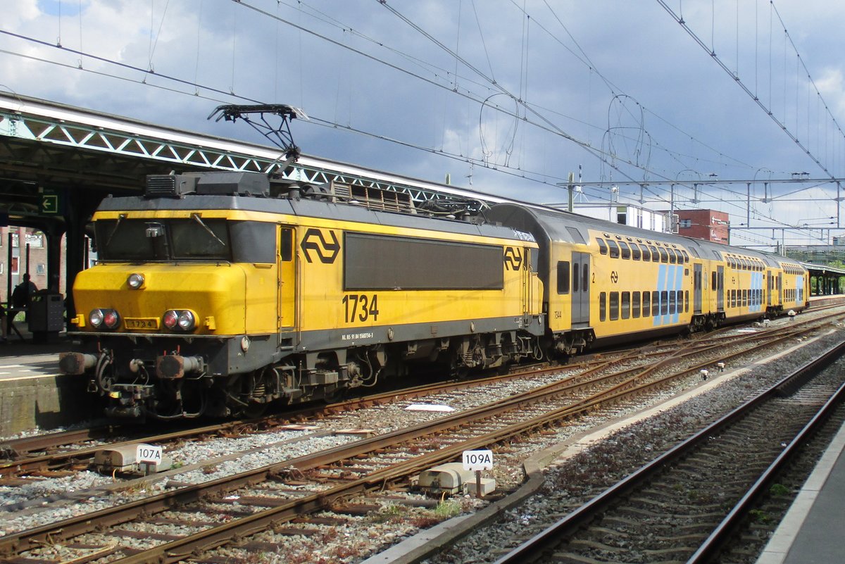 Regionalzug mit 1734 hält am 20 Juli 2017 in Deventer.