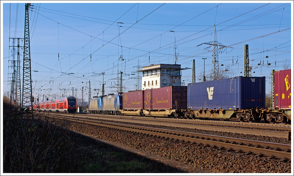 Regionalzug trifft Güterzug - 

Die  für die Crossrail fahrende 185 535-2 zieht am 09.03.2014 die kalte 145-CL 203 (145 523) und einem Container-/Wechselbehälterzug bei Koblenz-Lützel in Richtung Köln. 

In Gegenrichtung schiebt die 146 017-9 sechs DoSo´s als den RE 5  Rhein-Express  (Emmerich ဓ Duisburg - Düsseldorf - Köln - Koblenz Hbf) Steuerwagen voraus.