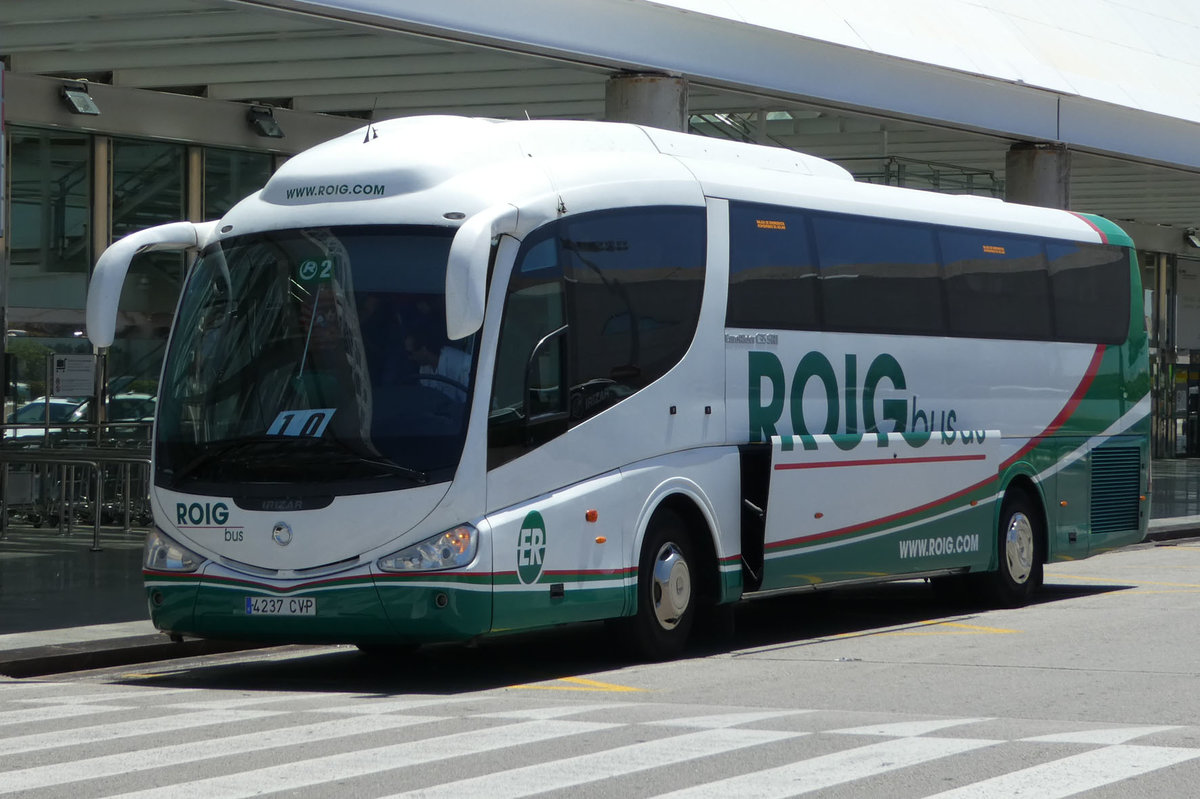 Reisebus der Firma  ROIG  bringt Flugg�ste zum Airport Palma /Mallorca im Mai 2016