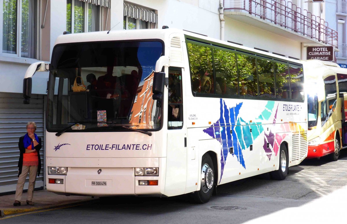 Renault von  ETOILE-FILANTE  wartet auf weitere Fahrgste. Lourdes im September 2015