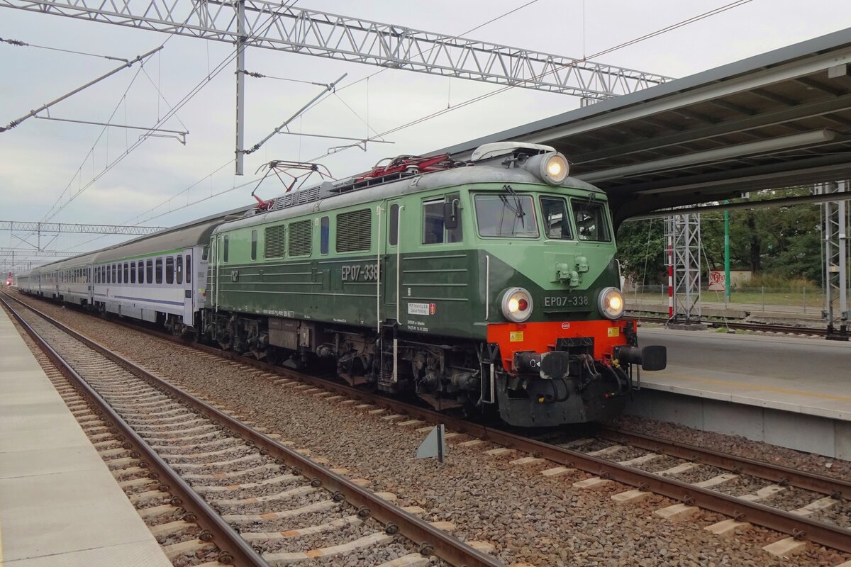 Retro in Poznan Glowny am Nachmittag von 22 Augustus 2021: EP07-338 ist wieder in Origginalfarben und steht in das ältere Teil des bahnhofs Poznans. Dieser Teil wird den Erdbodem gleichgemacht und die Gleisen 4-6 wirden neben den schön unter ein Betondach begrabene Gleisen 1-3 gesetzt, was das Ende der alter Bahnhof Poznan Glownys bezeichnet -und die möglichkeit, nette Bilder dort zu machen.