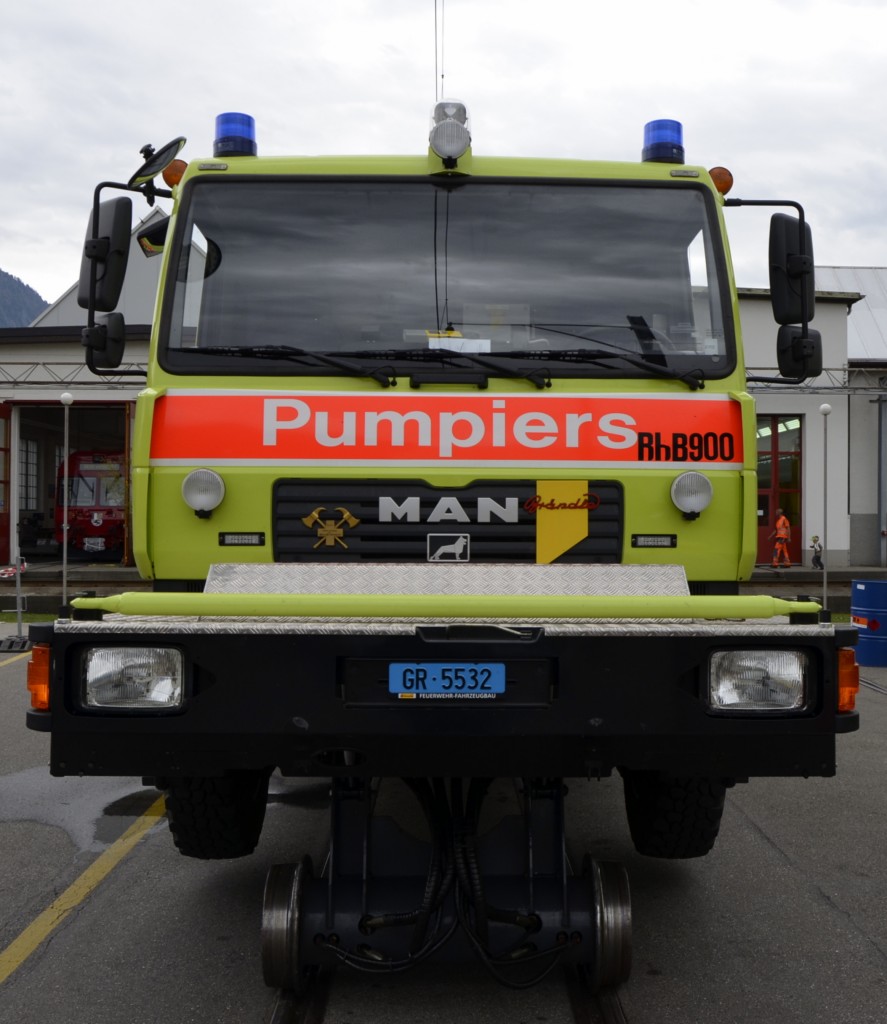 Rettungsfahrzeug Schiene/Strasse der Feuerwehr Lavin (RhB) Xm 2/2 9928, hier ausgestellt im Depotgelnde Landquart zum Jubilum 125 Jahre RhB am 10.05.2014. Chassis: MAN LE 10.220 4x4, Dienstgewicht: 9,0t, LP: 7,56m, Vmax: 60km/h (Strasse) 35km/h (Schiene), Lieferfirma: Brndle Fahrzeugbau, Wil, Inbetriebsetzung: 2007.
Hier ist das Zweiwegefahrzeug aufgebockt fr den Schienenbetrieb.