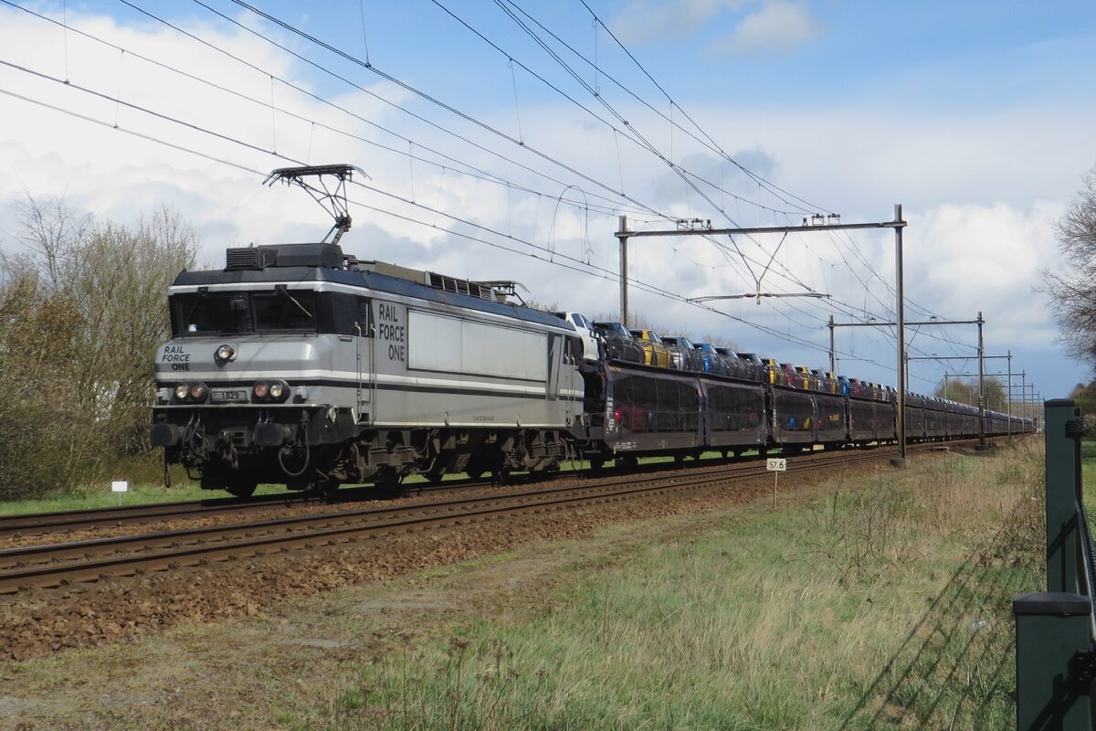 RFO 1829 zieht ein GEFCO-PKW Zug durch Alverna am 9 April 2022.