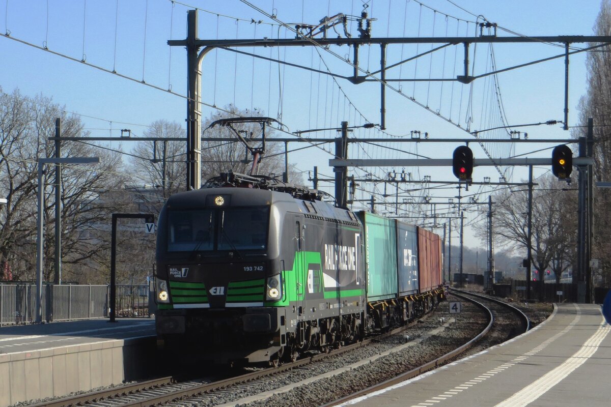 RFO 193 742 schleppt der Gekkengraaf-KLV durch Blerick am 4 März 2022.